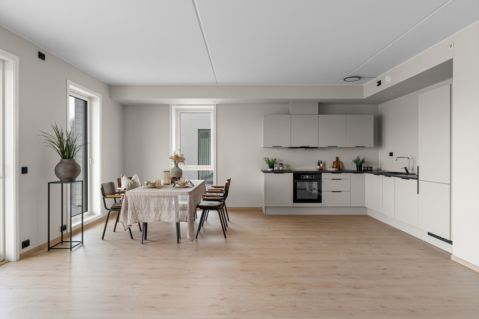 Lekkert og moderne kjøkken fra kvalitetsleverandøren JKE som kan vise til pen kjøkkeninnredning og integrerte hvitevarer. (Bilde tatt fra H0502) Galleribilde