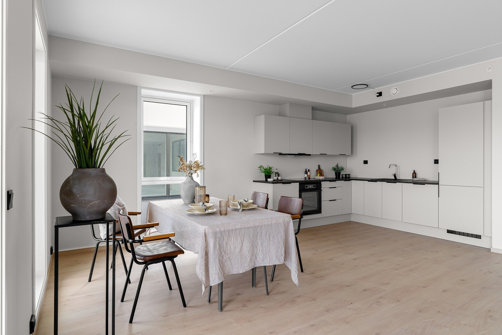 Her har man rikelig med skapplass til det meste en skulle ha behov for av både kopper og kar. (Bilde tatt fra H0502) Galleribilde