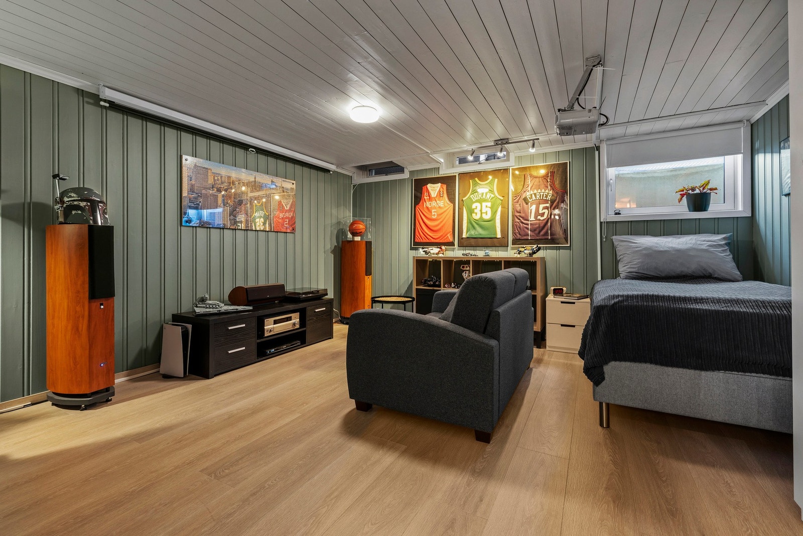 Kjellerstuen er nylig oppgradert med nye varmekabler og laminatgulv Galleribilde