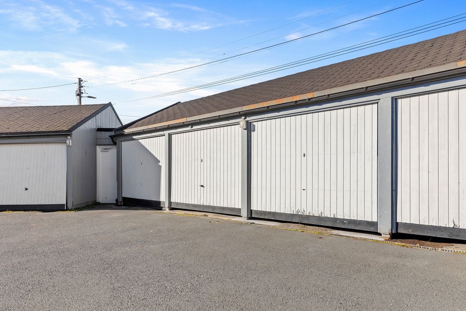 Boligen disponerer en garasjeplass med elbillader i fellesrekke Galleribilde