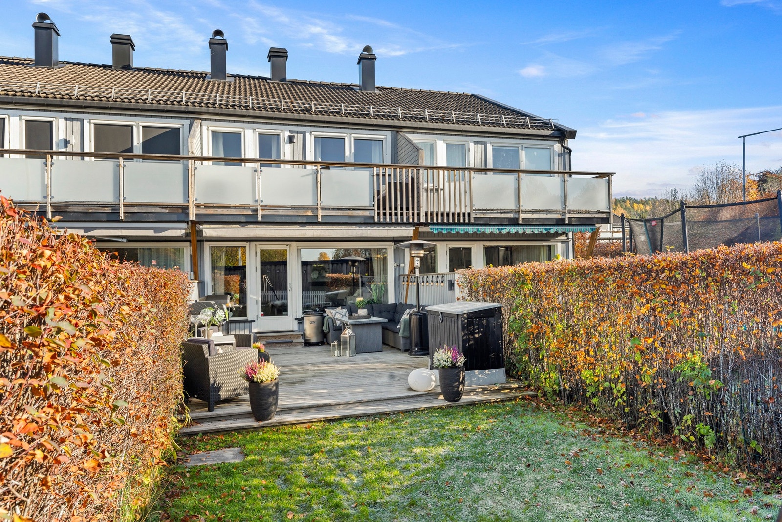 Den er bygget med terrassebord og bjelkelag i tre Galleribilde