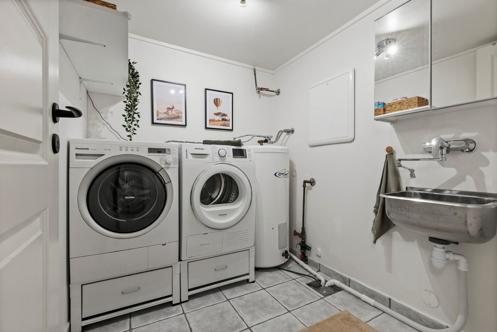 Vaskerommet har opplegg for vaskemaskin, samt en utslagsvask av stål Galleribilde