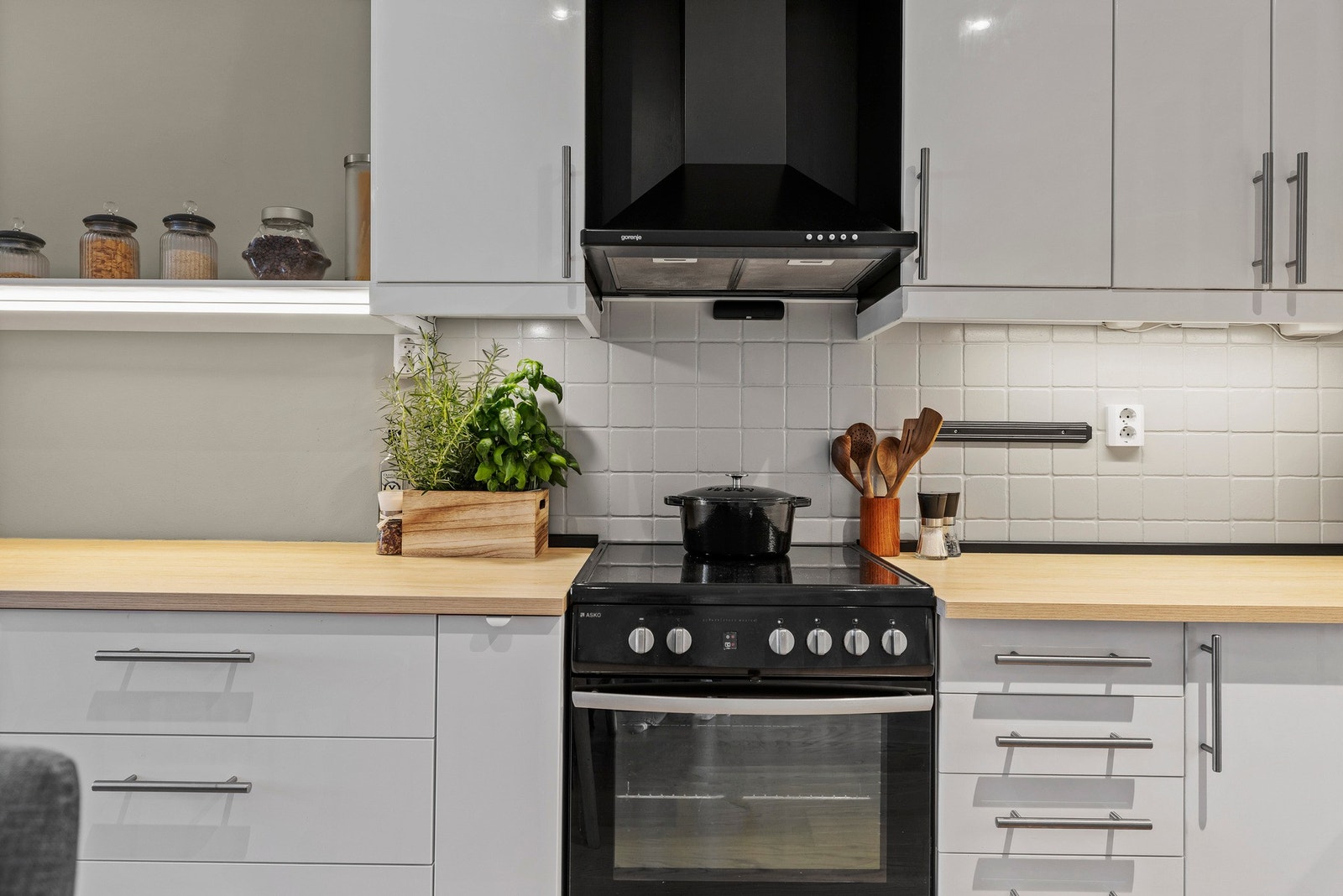 Det er rikelig med skap- og benkeplass Galleribilde