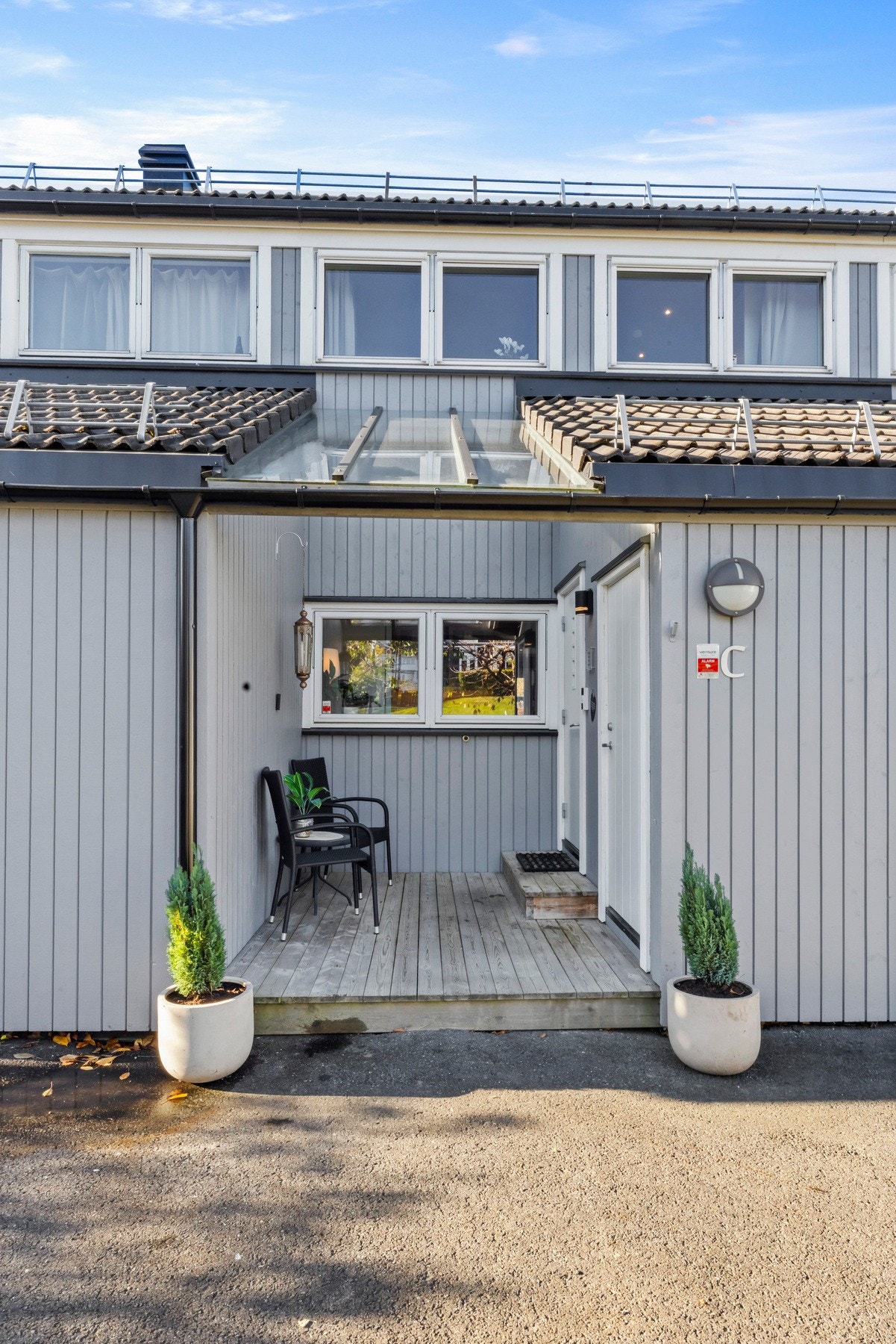 Rekkehuset har et pent inngangsparti med platting Galleribilde