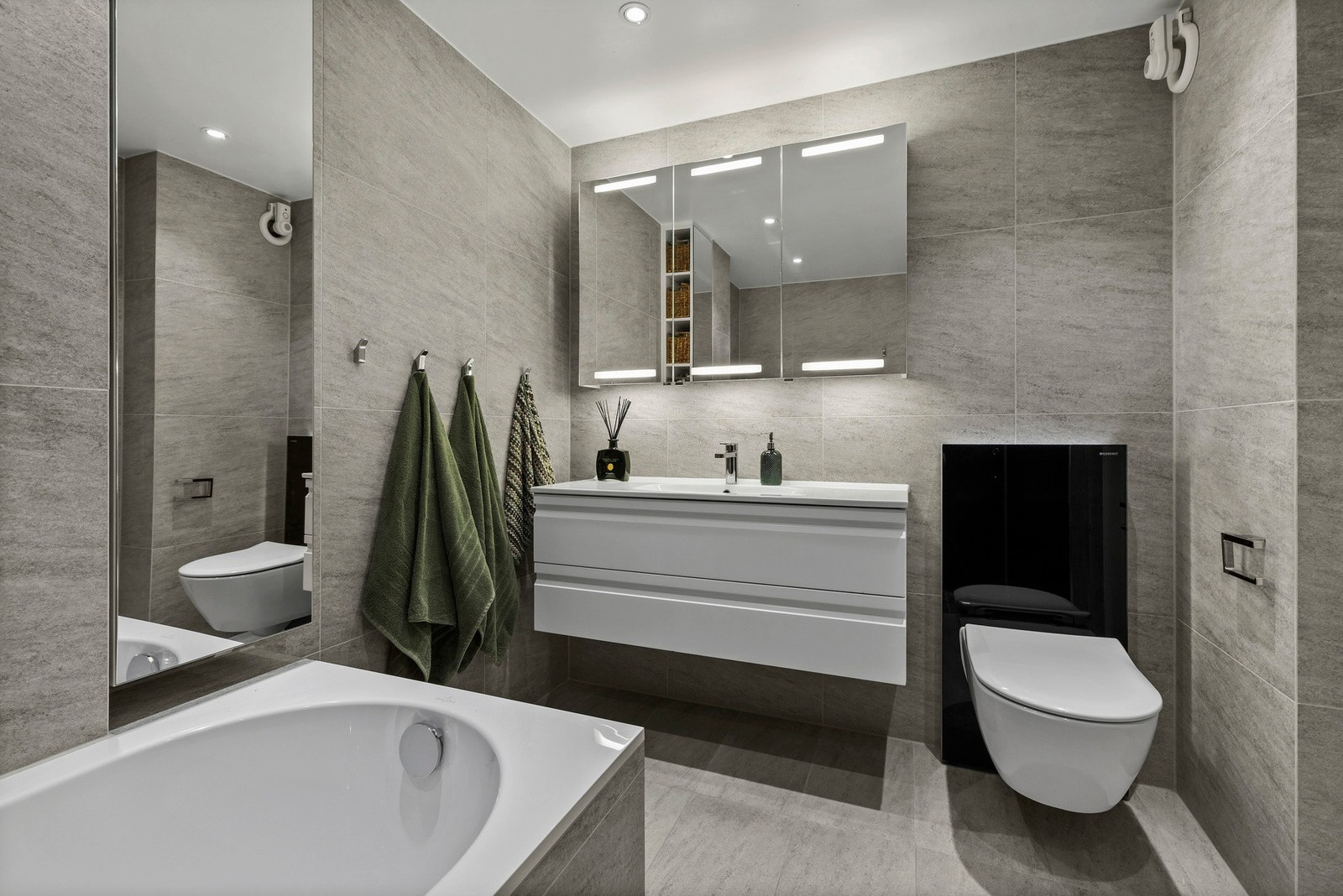 Badet ligger i andre etasje og ble pusset opp i 2015 Galleribilde