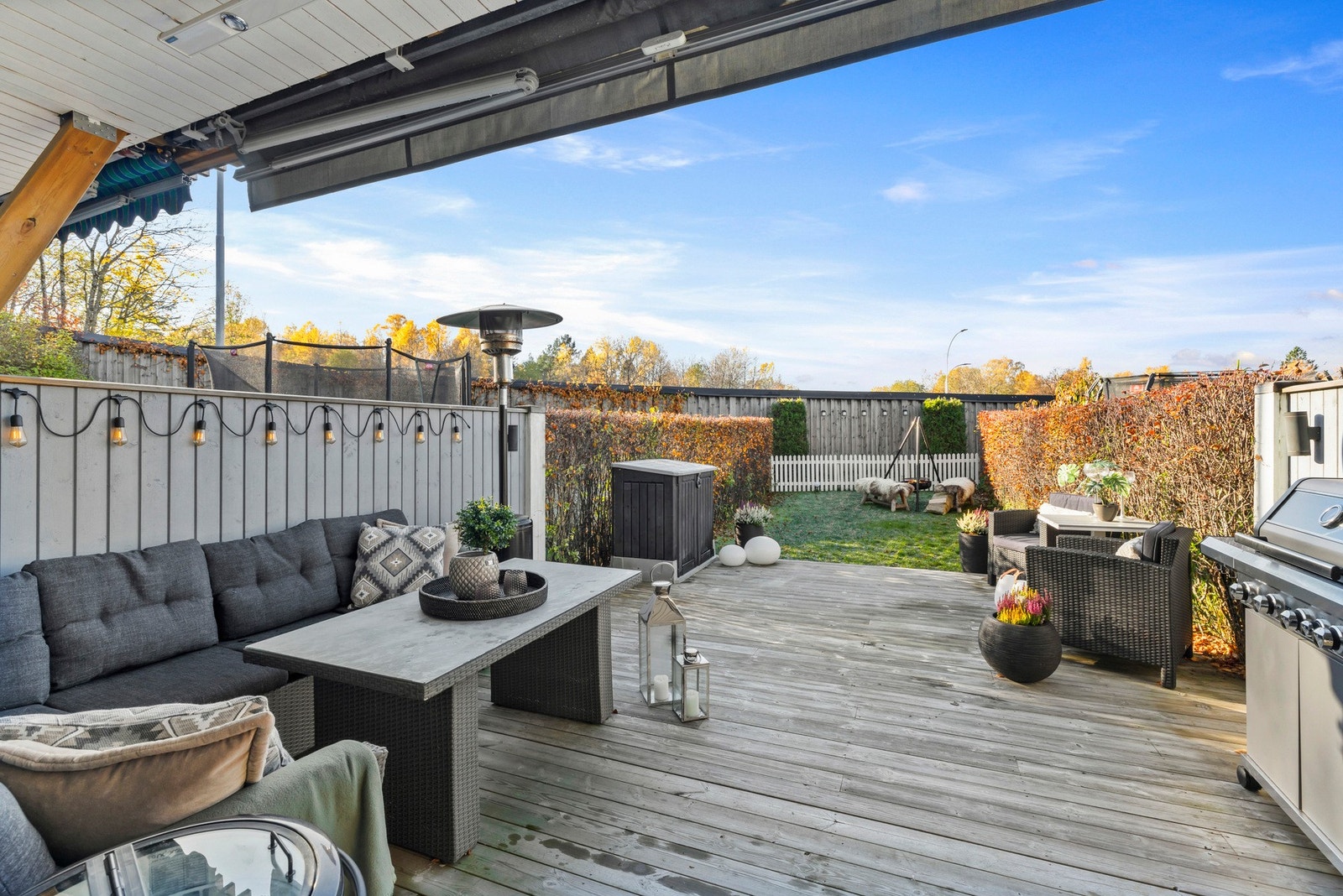 Terrassen på ca. 30 m² er vestvendt og gir deg gode solforhold på ettermiddagen og kvelden Galleribilde