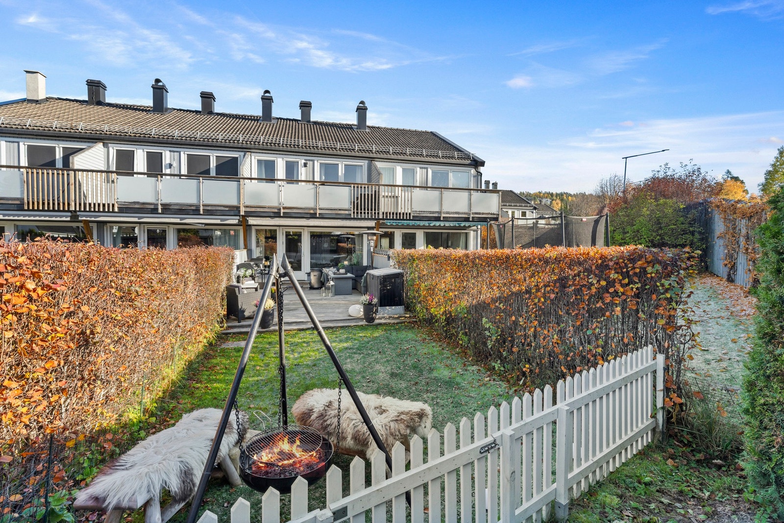 Fra terrassen er det adkomst til den flotte hagen Galleribilde