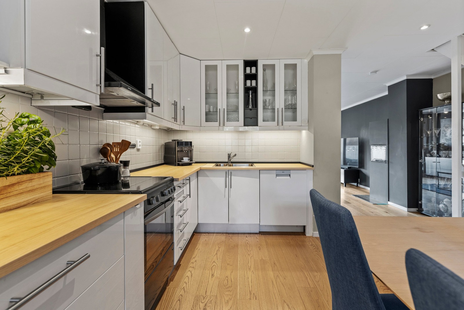 Innredningen fra IKEA består av moderne, glatte fronter og laminat benkeplate Galleribilde