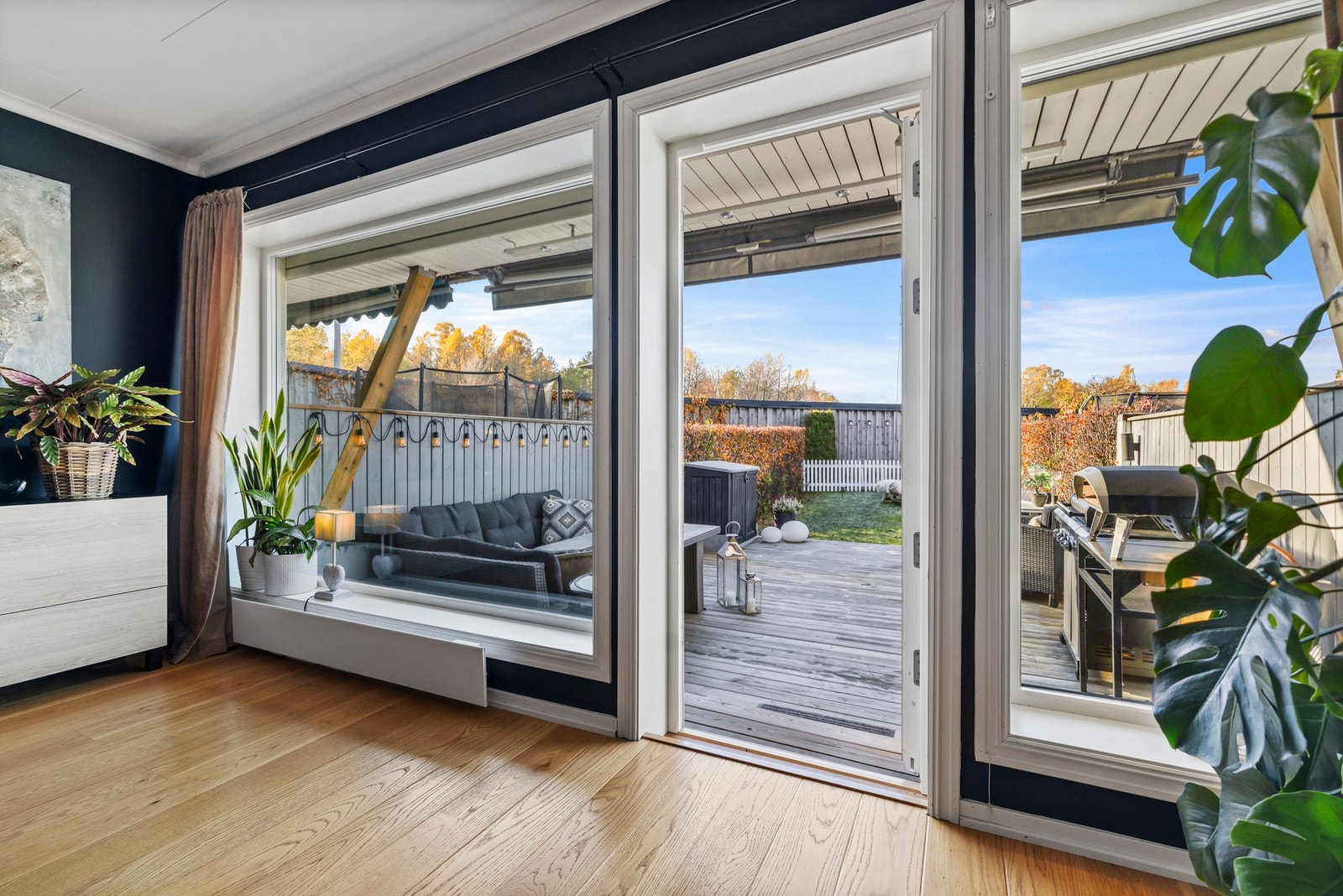 Stuen har adkomst til terrassen og hagen Galleribilde