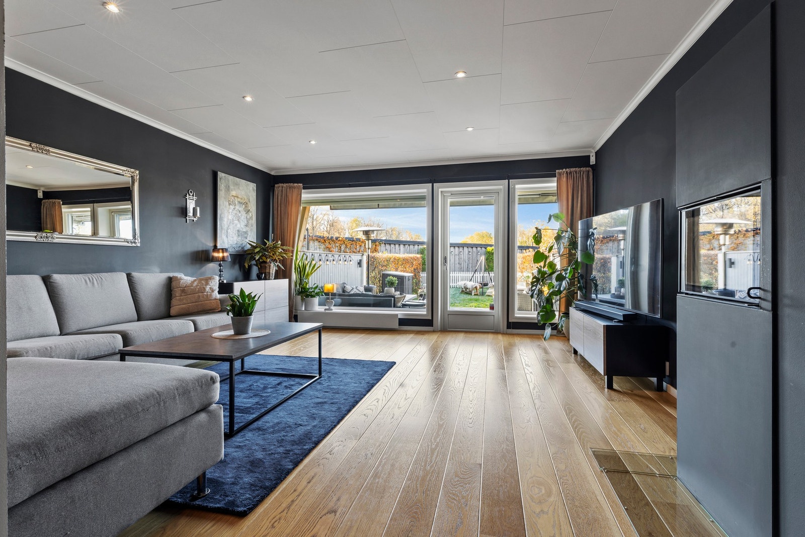 Stuen har en praktisk utforming med god plass til både sofagruppe og spisebord Galleribilde