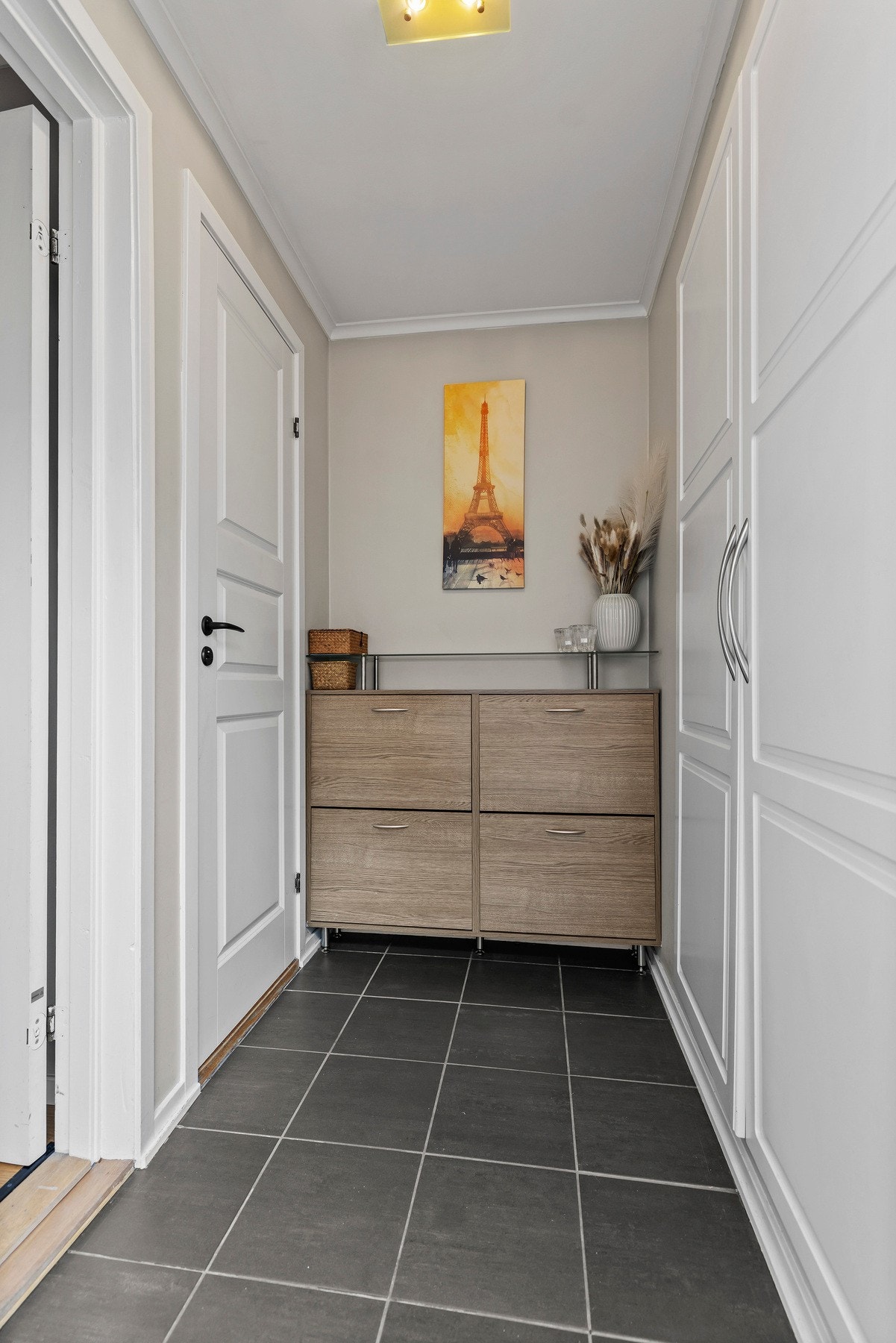 Entreen gir rom for både oppbevaring og organisering Galleribilde