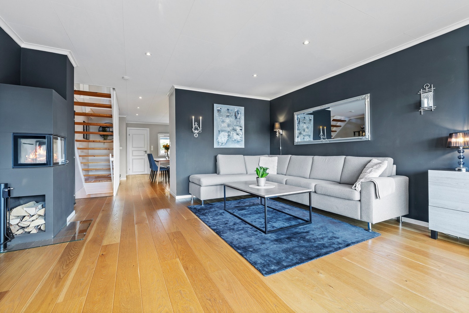 Veggene er malt i trendy farger og gir et godt utgangspunkt for personlig innredning Galleribilde