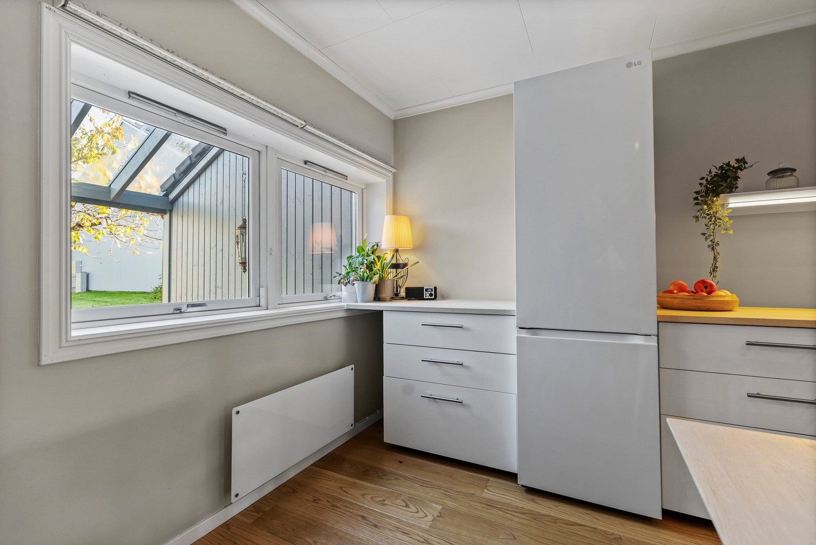 Kjøkkenet er utstyrt med frittstående komfyr, kjøleskap/fryser og oppvaskmaskin, samt en stål oppvaskkum Galleribilde