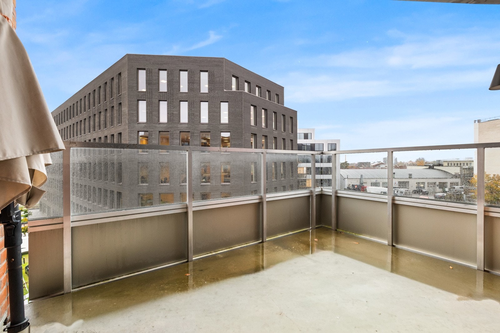 Det er utgang fra stuen til en balkong på 7,2 kvm med betonggulv og belysning med stikkontakt. Galleribilde