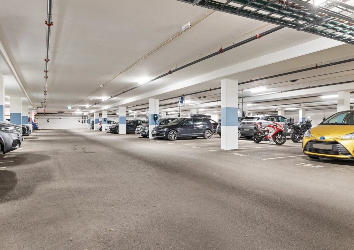 Leiligheten disponerer en parkeringsplass i garasjekjeller. Galleribilde