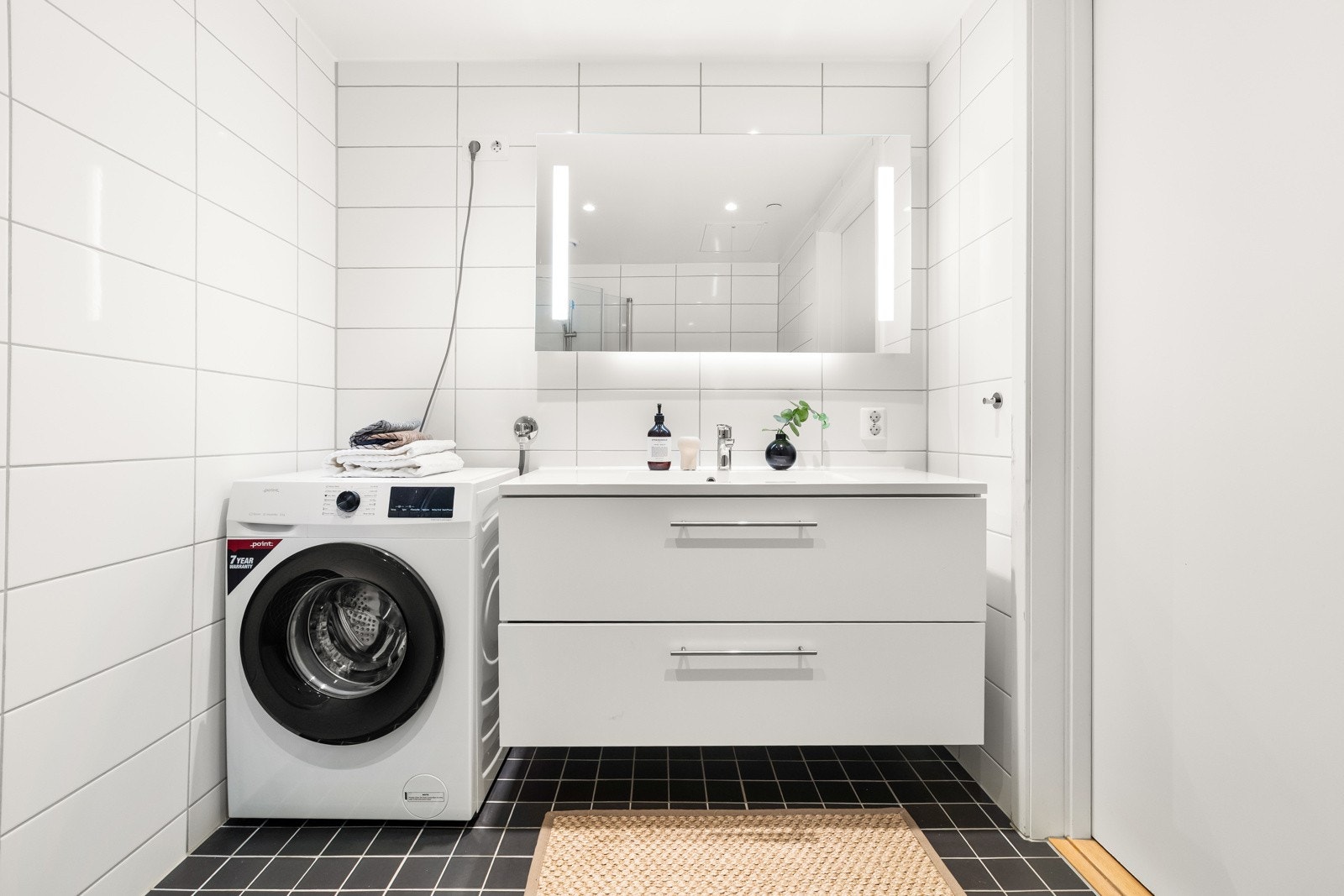 Badet har vannbåren gulvvarme og mekanisk avtrekk. Galleribilde