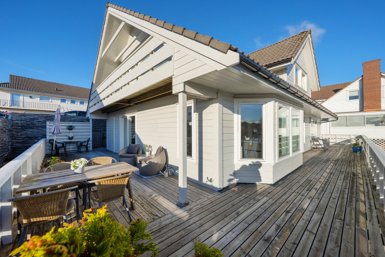 En skikkelig kjekk bolig og et flott sted for en familie som ønsker å bo i dette svært etterspurte området. Her er det gåavstand til buss, butikk, barnehage og skole. Galleribilde