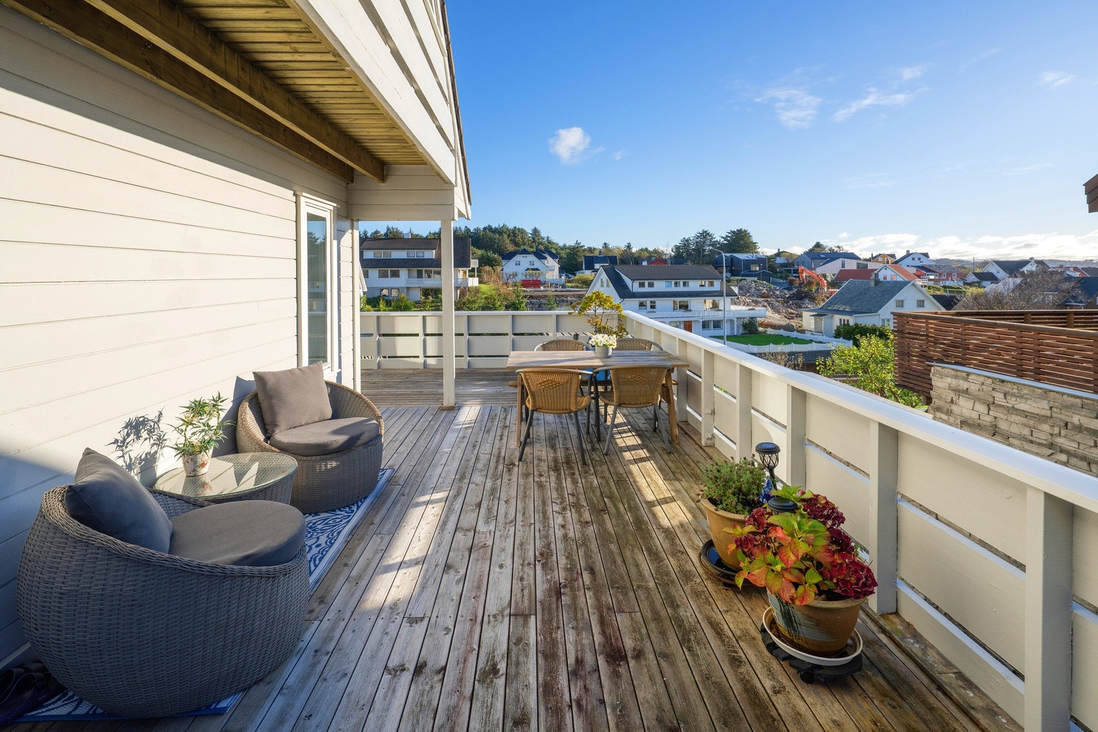 Balkongen byr på flere hyggelige soner med gode solforhold - perfekt for avslapning og sosiale stunder. Galleribilde