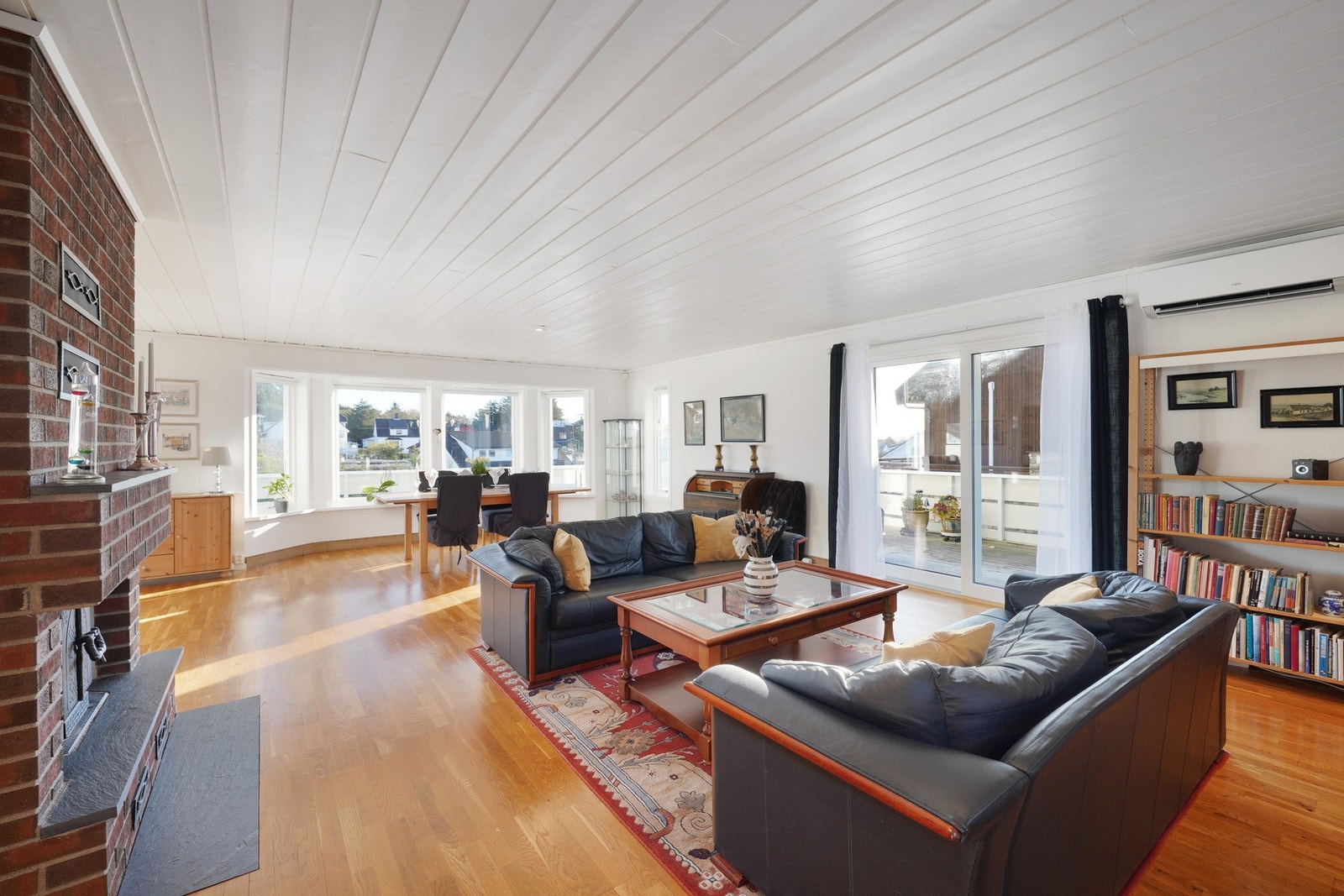 Stuen er på hele 55 kvm (ca). Det er utgang til en flott balkong fra stuen. Galleribilde