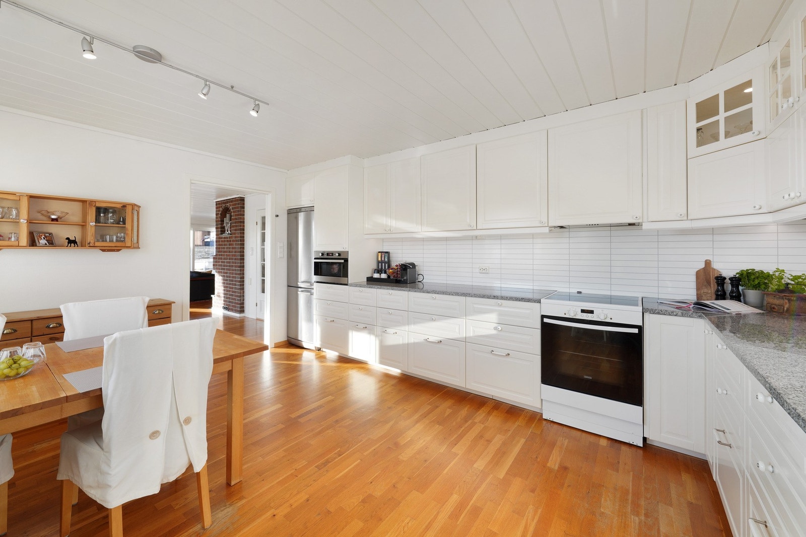 Hvitevarer som kjøl/frys, mikro, komfyr, og oppvaskmaskin medfølger. Galleribilde