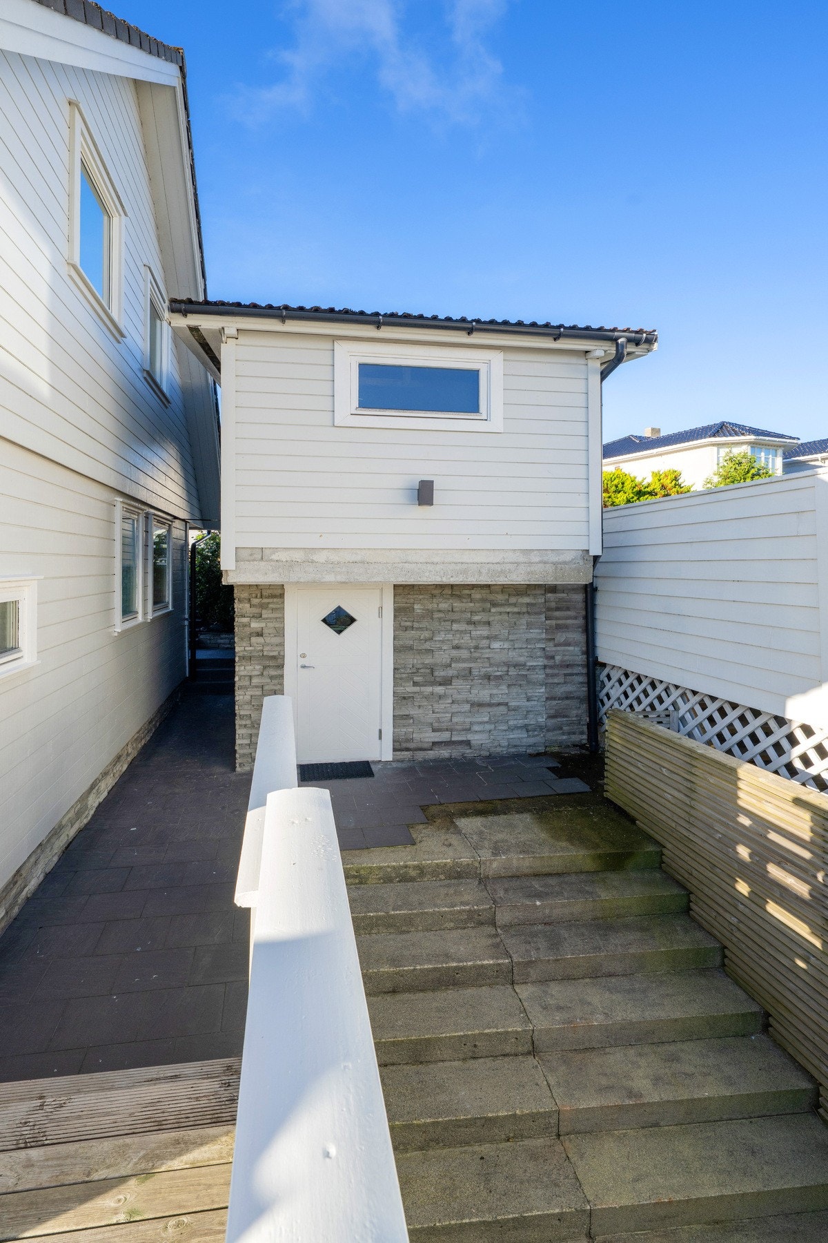 Garasje med utvendig bod på ca. 11 kvm under. Dør på utvendig bod ble byttet i 2025. Galleribilde