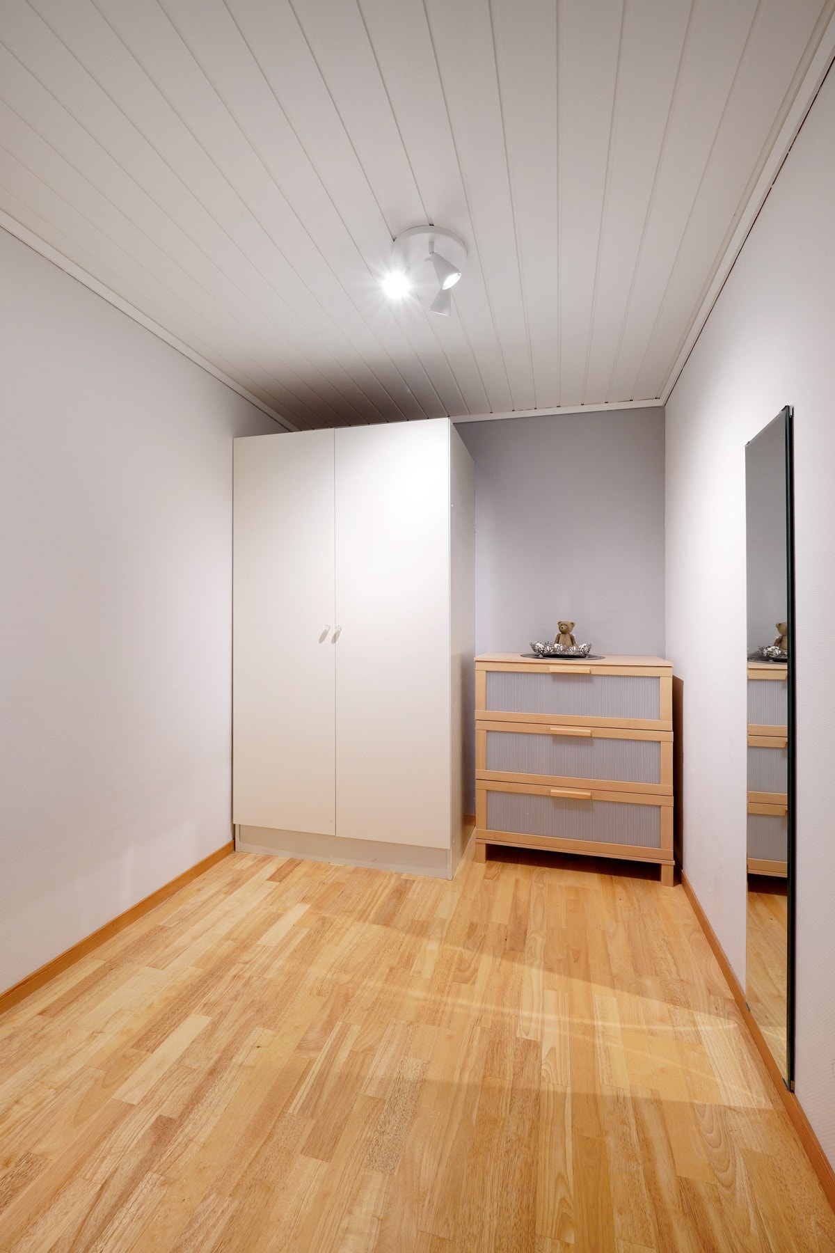 Garderoberommet tilhørende soverommet. Galleribilde