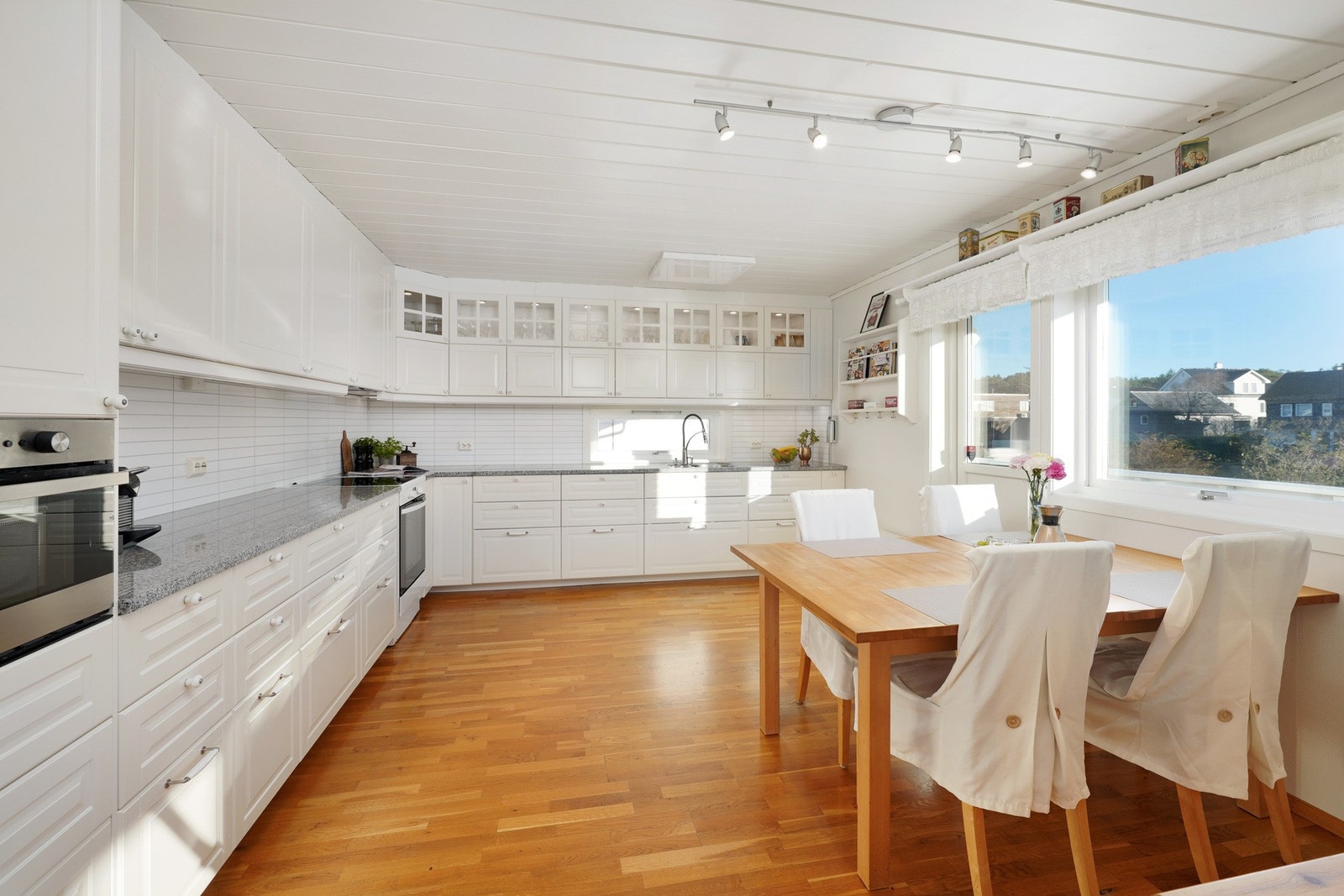 Stort og lekkert kjøkken fra 2014 med granitt benkeplate. Her er det rikelig med skap- og benkeplass. Galleribilde