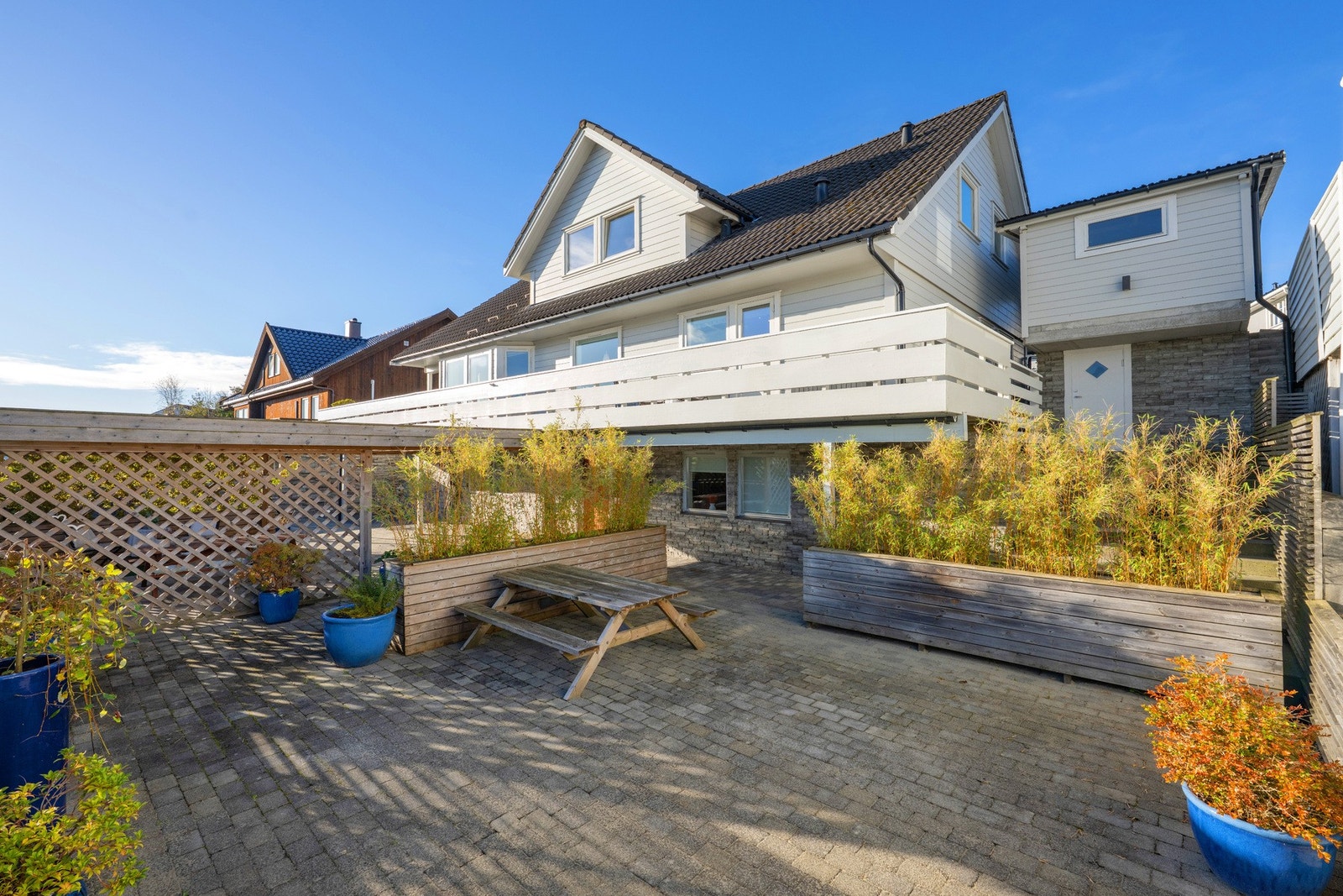 Det er ca. 6 minutters gåavastand til Storevarden skole og ca. 3 minutters gåavstand til barnehage. Galleribilde