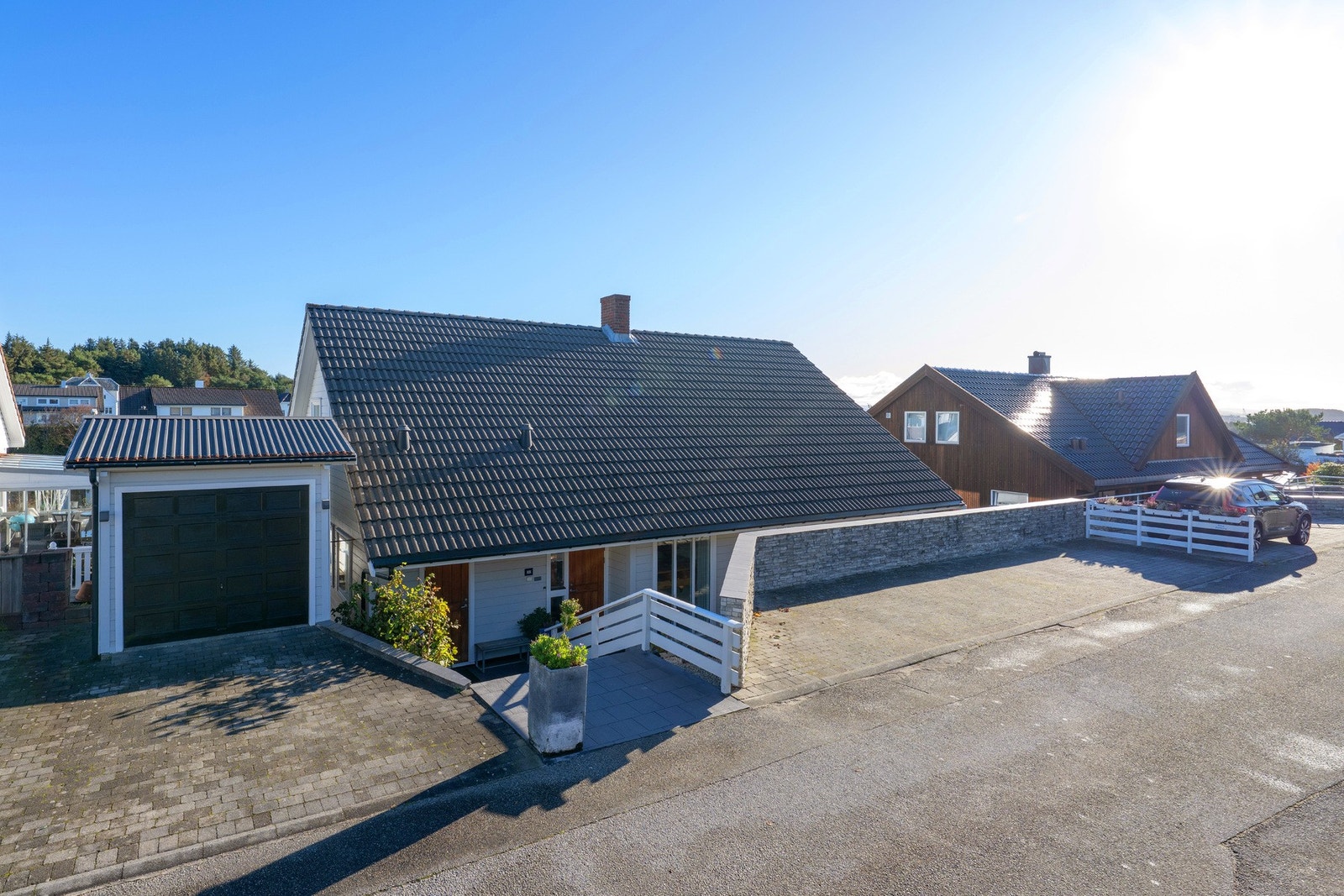 Her får du rikelig med parkeringsplasser. Det er parkering i garasje, foran garasjen og på oppstillingsplass foran huset. Galleribilde