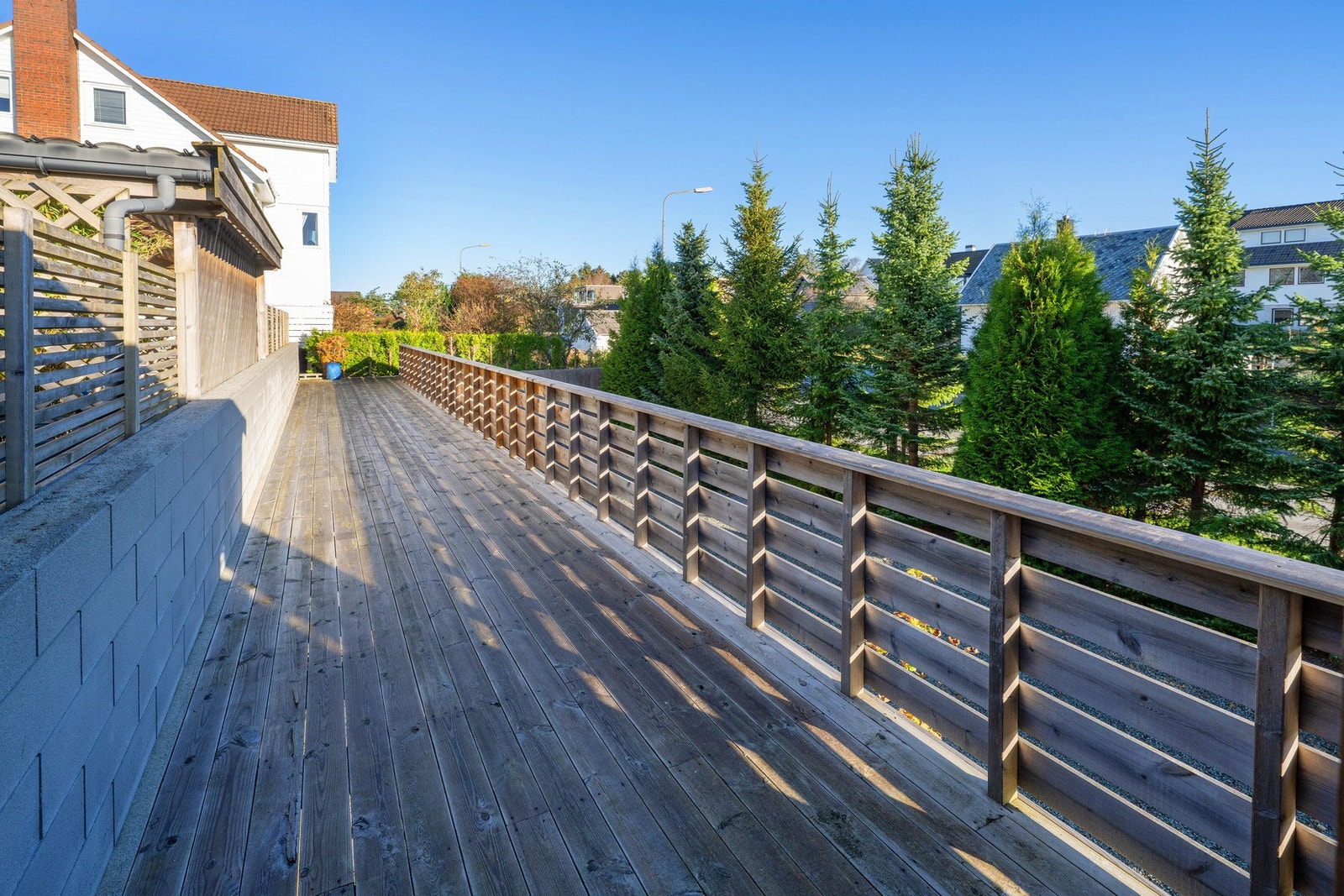 Støttemuren og terrassen er ikke søkt om hos kommunen. Galleribilde