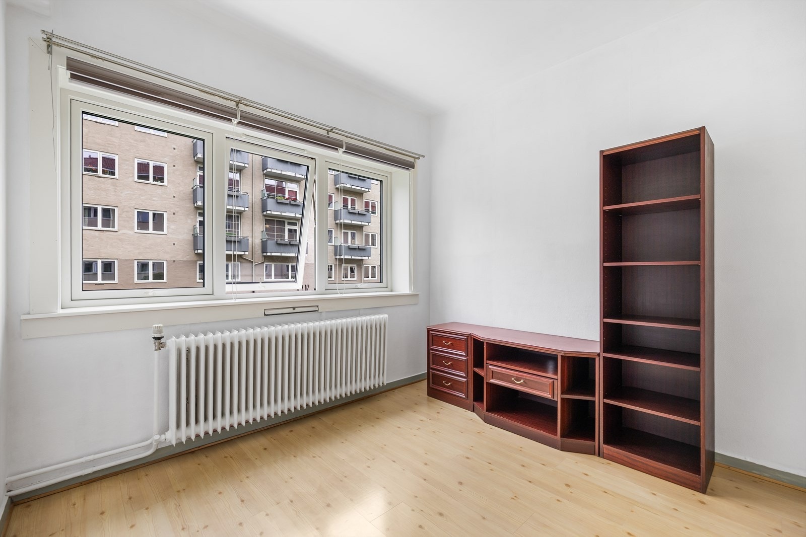 Hovedsoverom har store vidusflater og radiator med vannbåren varme Galleribilde