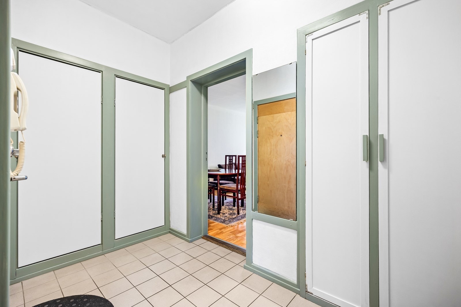 Adgang til bod og oppbevaringsskap i gangen Galleribilde