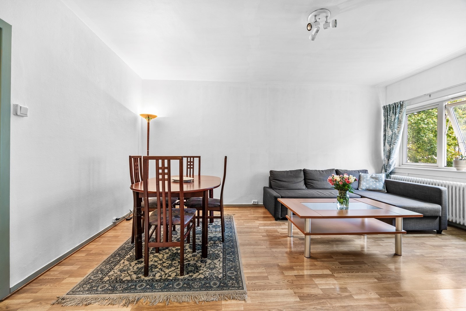 Innvendig er det gulv av parkett, laminat og fliser Galleribilde