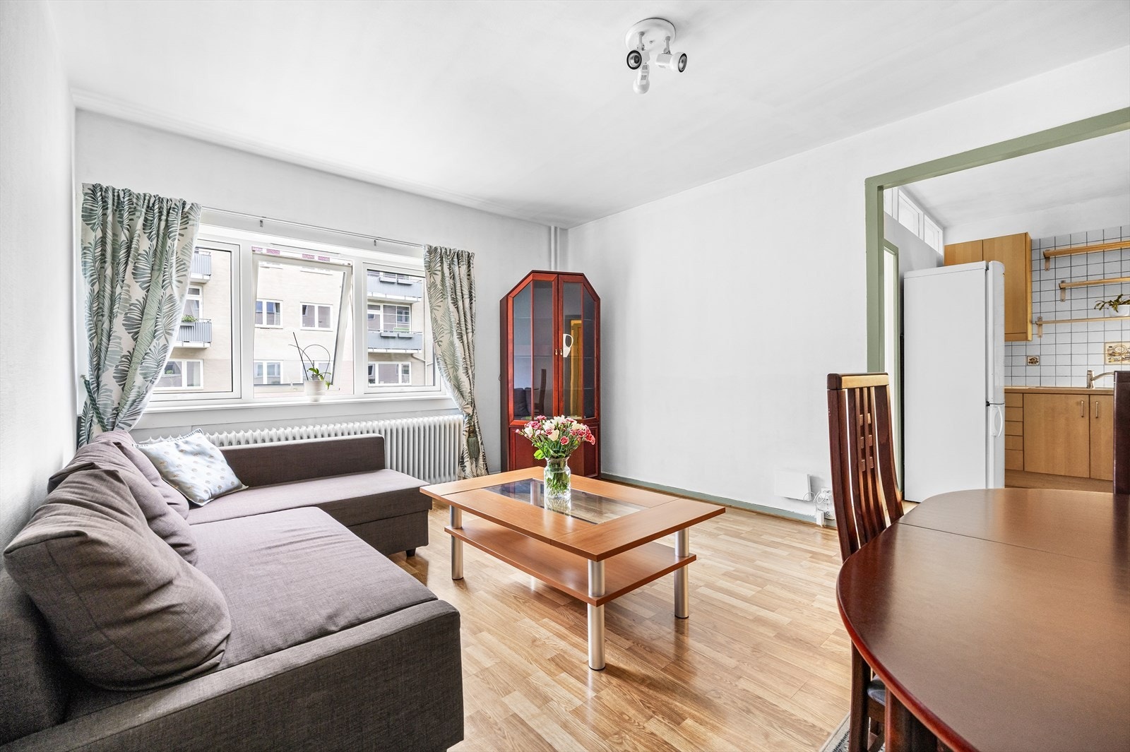 Leiligheten store vindusflater med 3-lags glass fra 2019 som slipper inn rikelig med lys Galleribilde