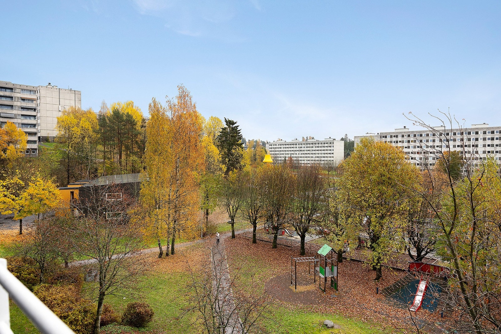 Balkong med hyggelig utsyn mot grønne omgivelser Galleribilde