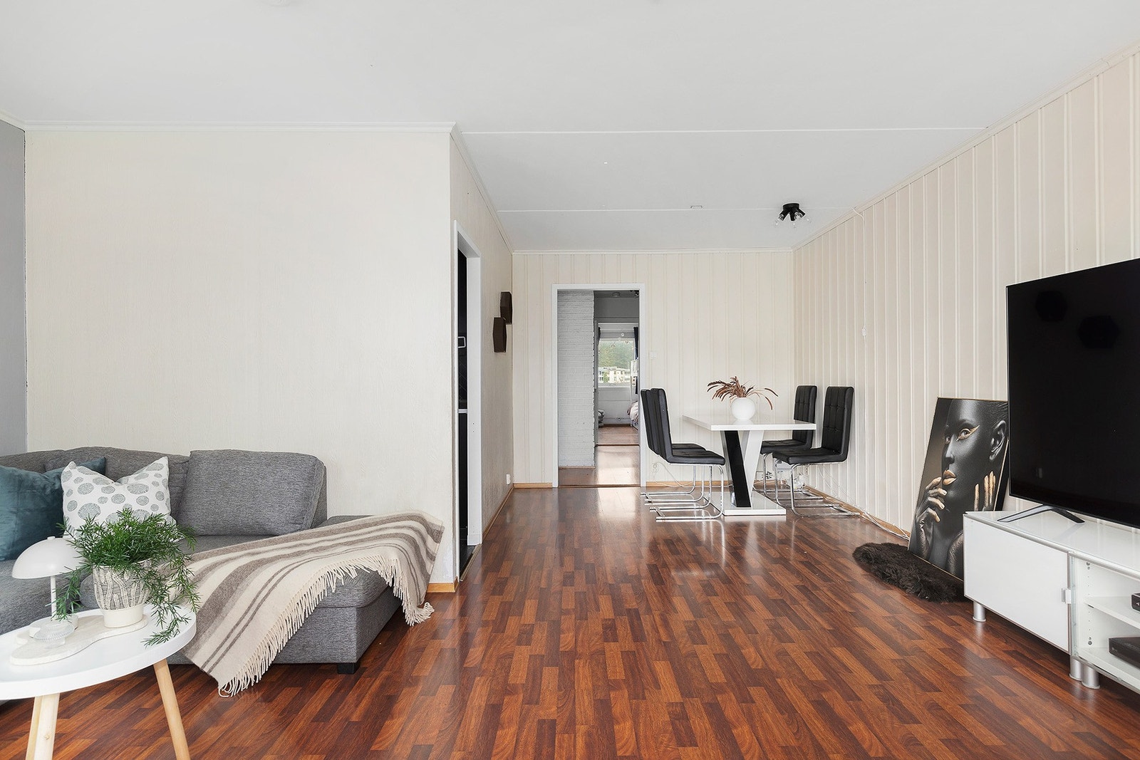 Luftig oppholdsrom med gode møbleringsmuligheter. Galleribilde