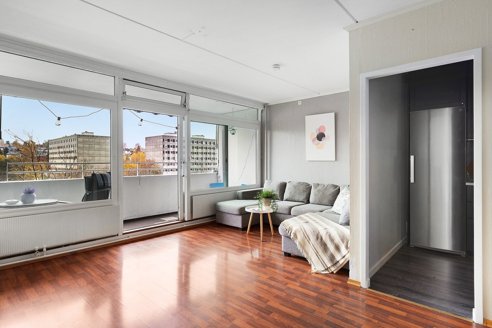 Leiligheten har en gjennomgående planløsning og separat kjøkken. Galleribilde