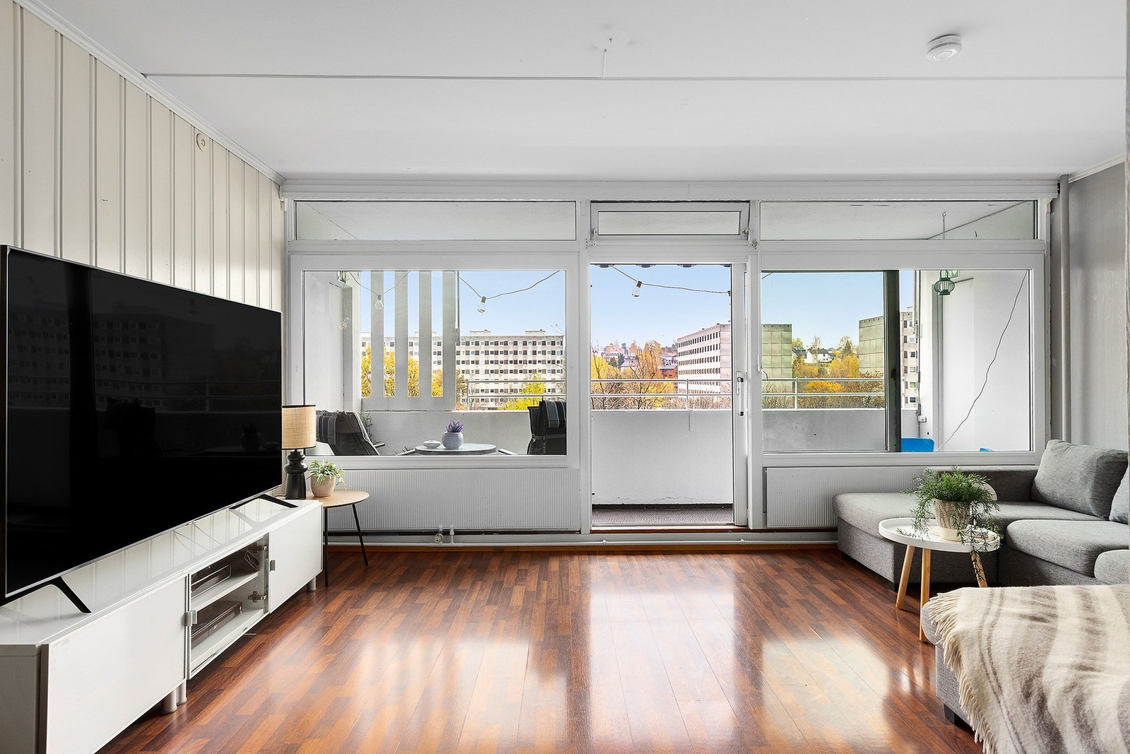 Lys stue med store vindusflater og utgang til sydvendt balkong Galleribilde