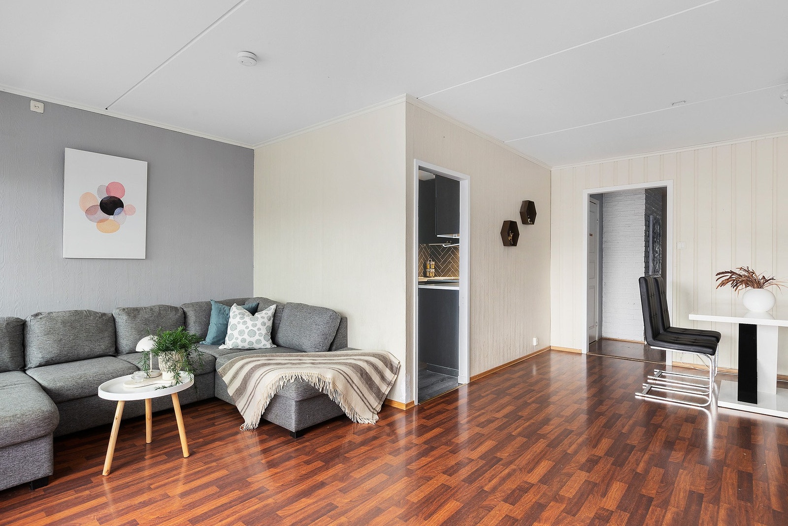 Felleskostnader inkluderer fyring, varmtvann, TV og internett. Galleribilde