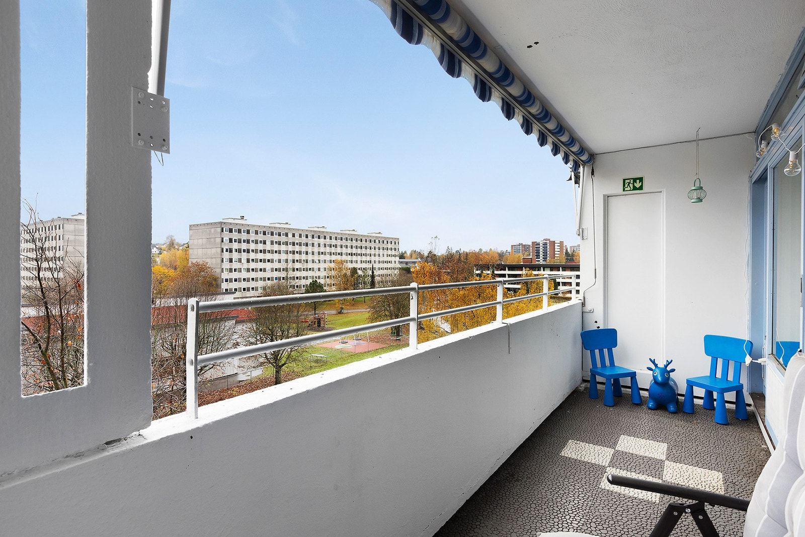 Beliggende i et barnevennlig og populært område med kort vei til Haugenstua senter, buss og tog. Galleribilde