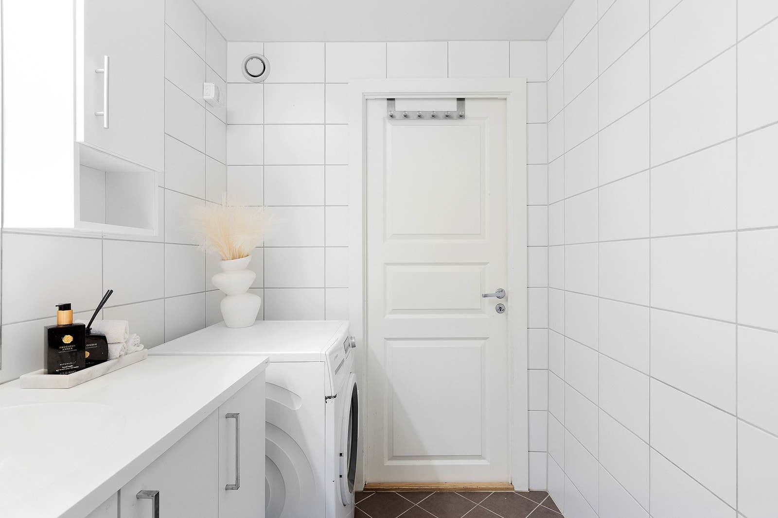 Her har du god plass til vaskemaskin og annen innredning. Galleribilde