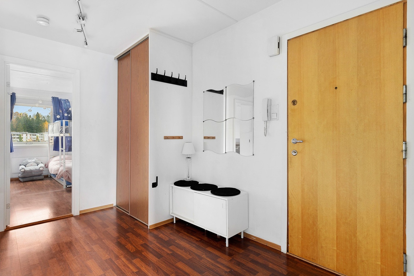 Entré med god plass til oppbevaring Galleribilde