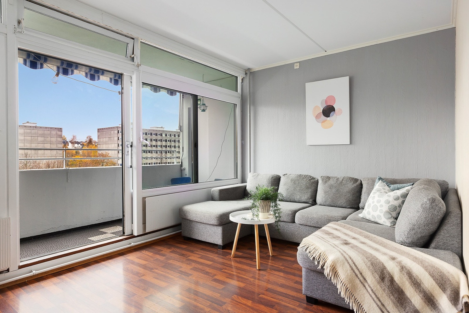 Garver Ytteborgs vei 103 er en lys og romslig 3-roms i 3. etasje med heis og sydvendt balkong Galleribilde