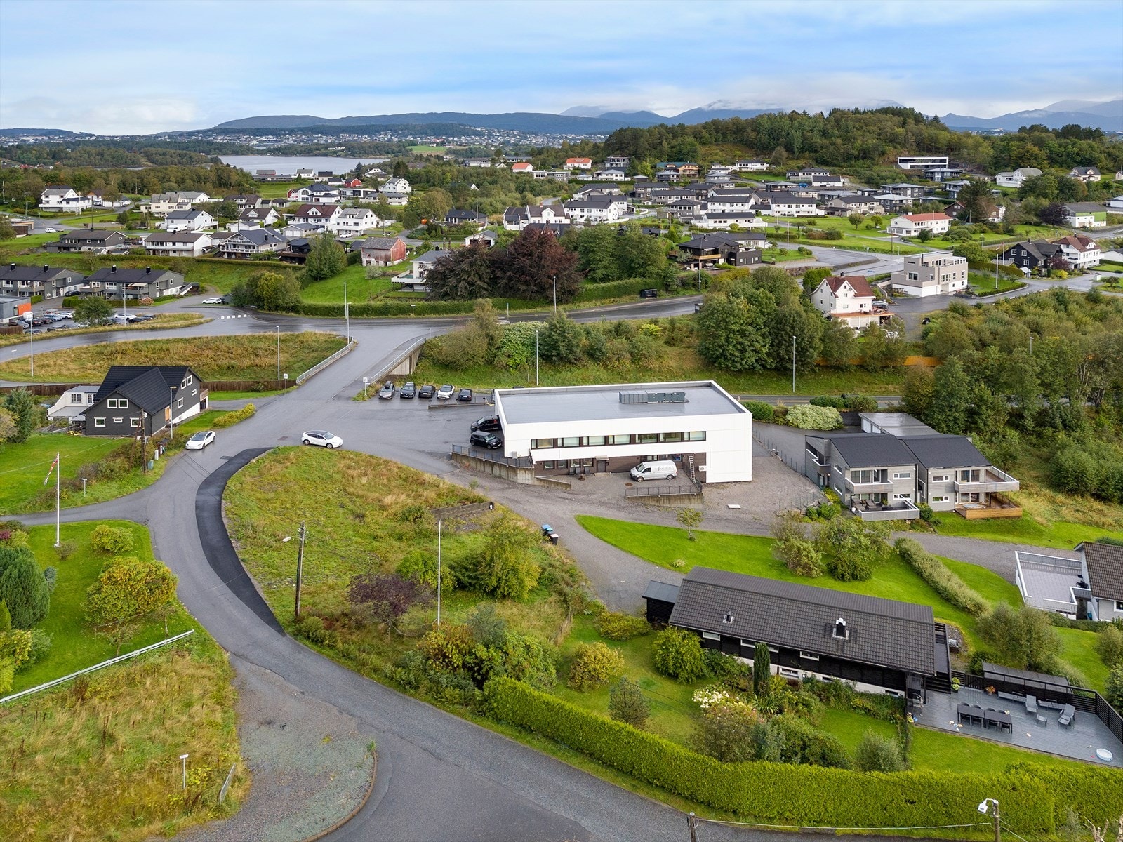Tomten har gode solforhold og fin utsikt, som bidrar til en lys og luftig atmosfære året rundt. Galleribilde