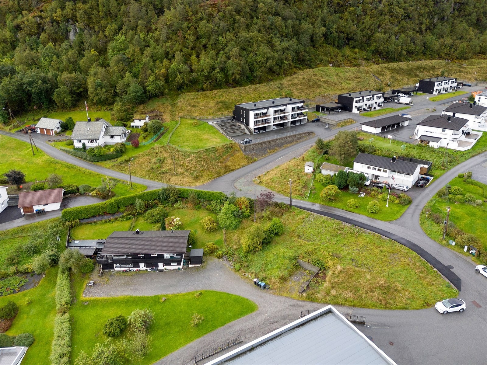 Eiendommen har adresse tilknyttet offentlig vei, jf. vedlagt vegstatuskart. Det er imidlertid ikke etablert avkjørsel til eiendommen. Galleribilde