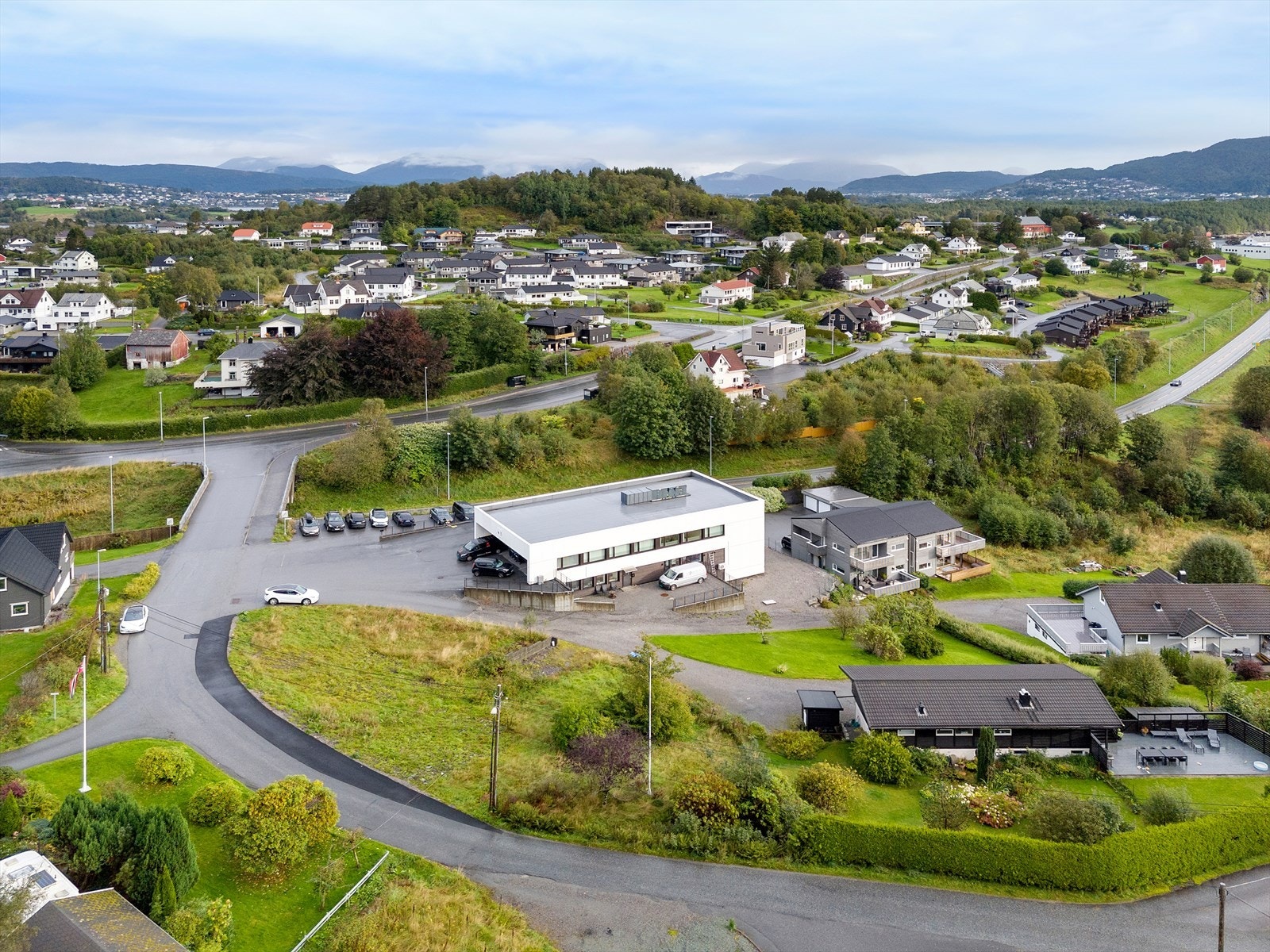 Fra eiendommen er det gangavstand til bussholdeplass, dagligvarebutikk, Solevåg barneskole og barnehage, noe som gjør beliggenheten både praktisk og familievennlig. Galleribilde