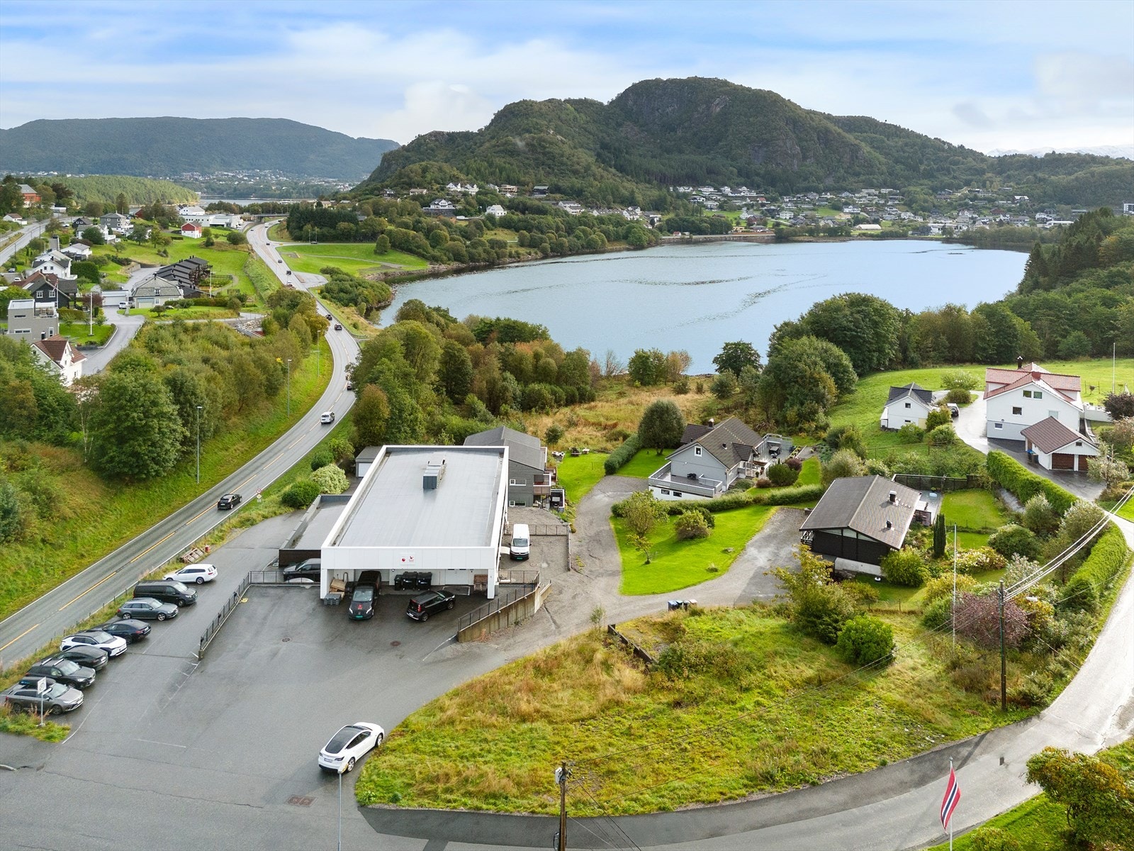 Eiendommen ligger i noe skrånende terreng og tomten består i all hovedsak av mark. Opprinnelig hus på eiendommen er revet. Galleribilde