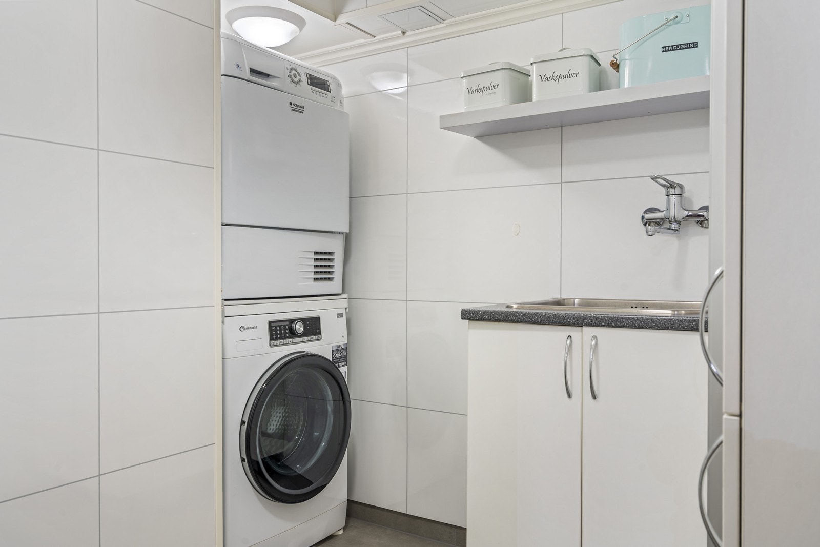 Vaskerom med utslagsvask og god lagring Galleribilde