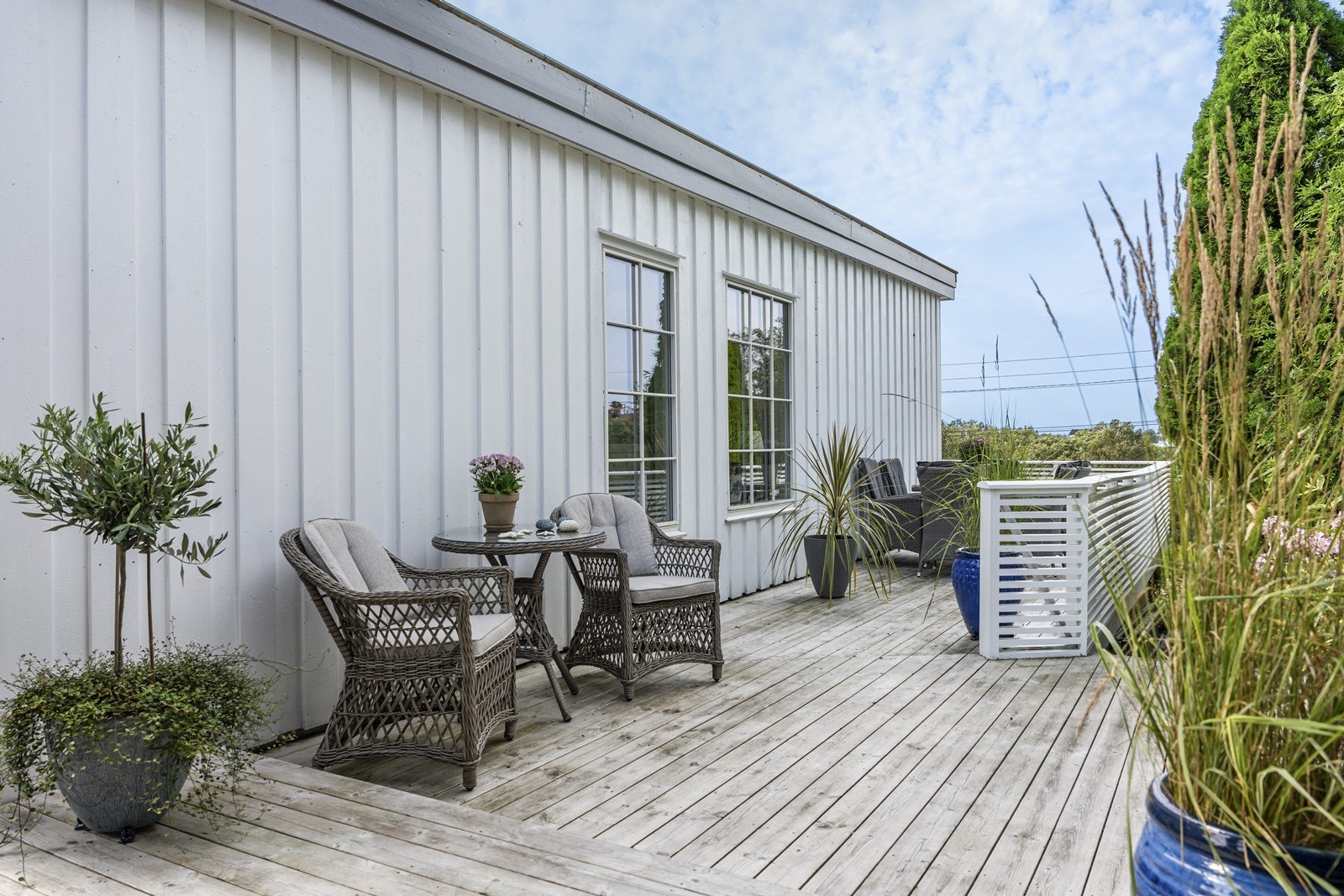 Stor terrasse som omkranser østsiden og nordsiden Galleribilde