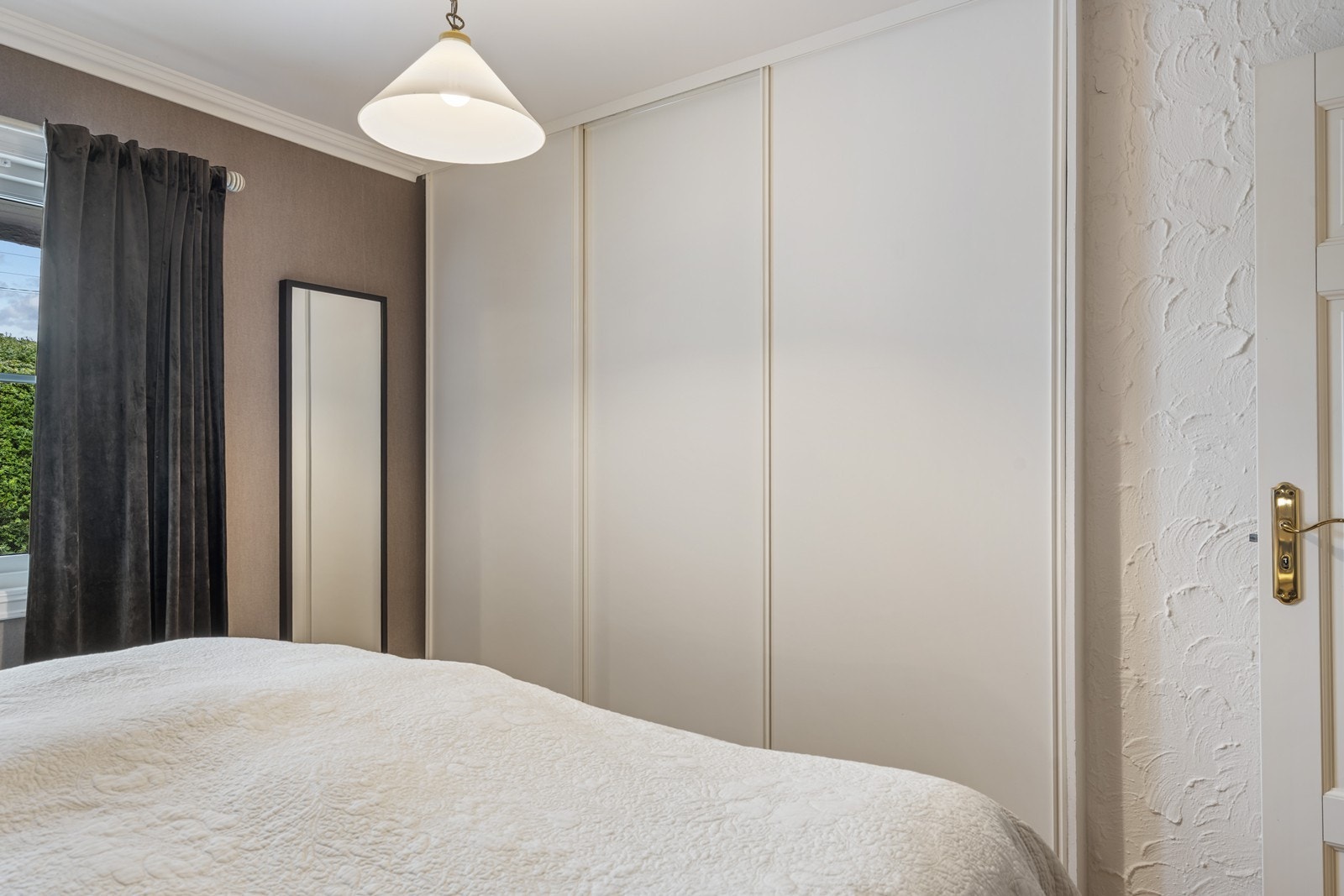 Soverommet har flott skyvedørsgarderobe Galleribilde